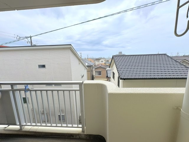 芳川ハイツ4号棟　3階のバルコニー|バルコニーは南面に広めのバルコニー、北側にもコンパクトなバルコニーがあり、風通しが良好です。