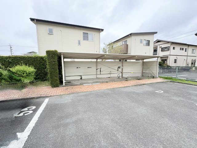 芳川ハイツ4号棟　3階の駐輪場|駐輪場あり。