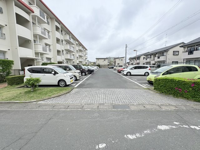 芳川ハイツ4号棟　3階の駐車場|平面駐車場が1台分付いています。