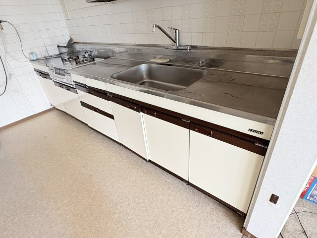 芳川ハイツ4号棟　3階のキッチン|シンプルなキッチンで使いやすい形状です。