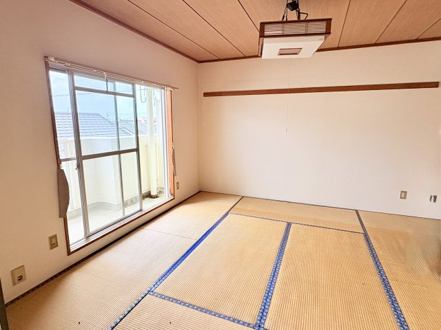 芳川ハイツ4号棟　3階の和室|南側の6帖の和室。押入れもが広めで収納力有ります。