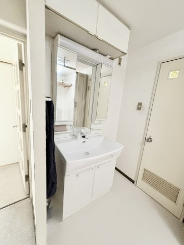 芳川ハイツ4号棟　3階の独立洗面台|シンプルな洗面台です。