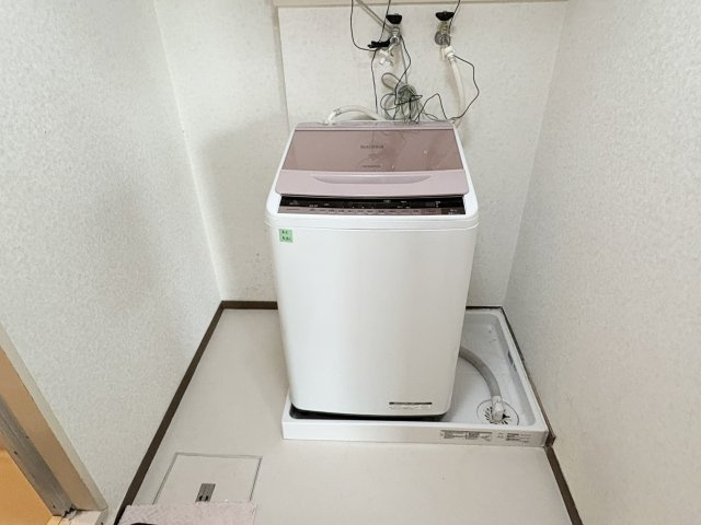 芳川ハイツ4号棟　3階のランドリースペース|洗濯機置き場。防水パン、水栓付きです。