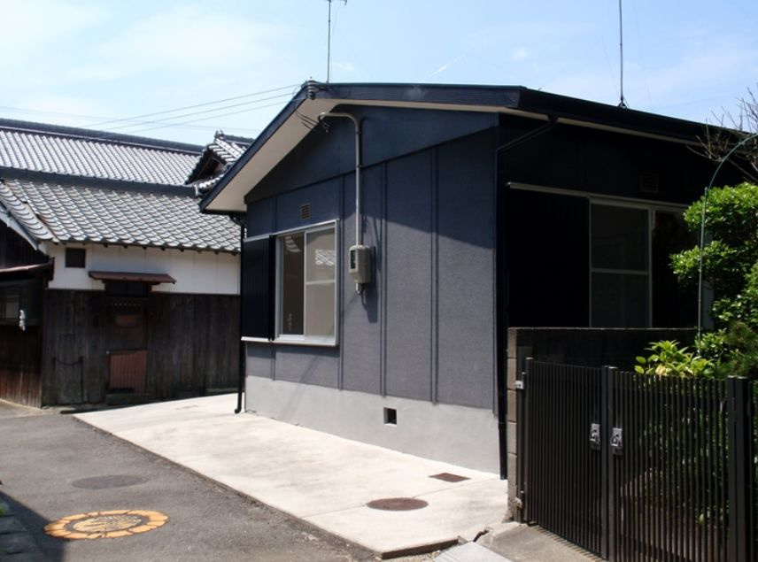 魚住町西岡戸建の駐車場