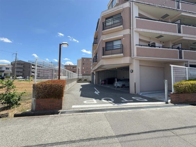 ソルディオ武庫之荘本町の外観|駐車場入り口