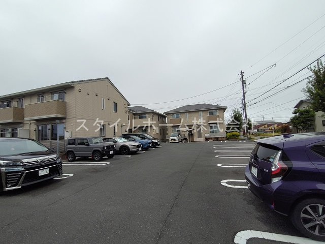 ベリーヴィレッジ C棟の駐車場
