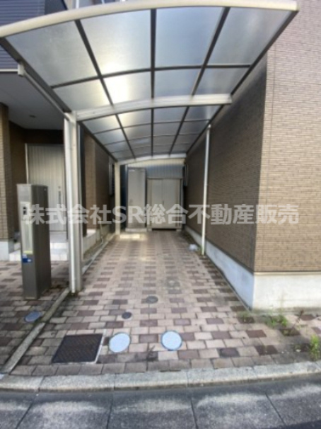 横小路町4丁目中古戸建の駐車場|駐車スペースは2台分ございます♪来客時にも便利ですし、カーポート付きの為雨の日には助かります！