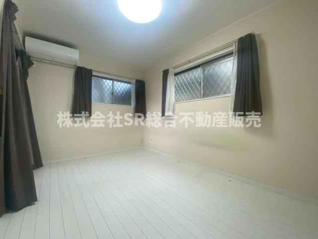 横小路町4丁目中古戸建の洋室|ホワイト基調のきれいな洋室です！