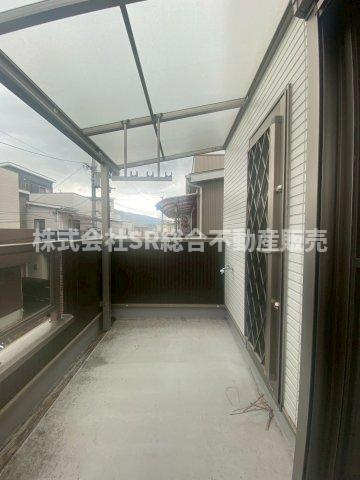 横小路町4丁目中古戸建のバルコニー|少々の雨が降っても洗濯物が干せます！