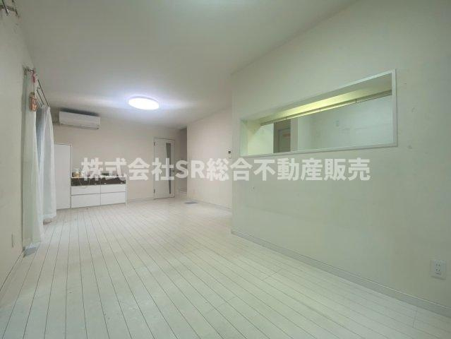 横小路町4丁目中古戸建の居間・リビング|リビングは広々16.8帖。ご家族でゆったりとお過ごしいただけます！