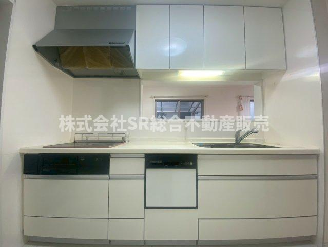 横小路町4丁目中古戸建のキッチン|キッチンは人気の高いカウンターキッチン♪IH3口コンロ、グリル付きで安全にお料理でき、お掃除も楽です！