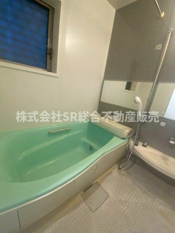 横小路町4丁目中古戸建の浴室|足を伸ばしてゆったりと浸かれる浴槽です♪