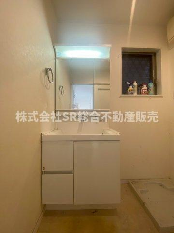 横小路町4丁目中古戸建の独立洗面台|朝の支度にも助かる、独立の洗髪洗面化粧台