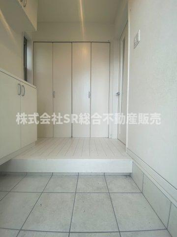 横小路町4丁目中古戸建の玄関|玄関にはシューズボックスもあり広く使えます！