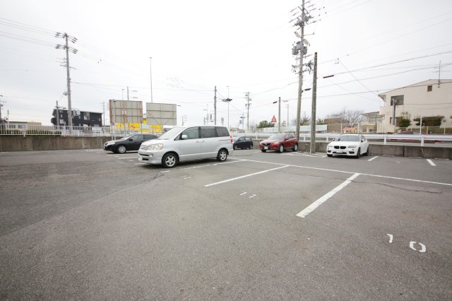サンライフ有楽の駐車場