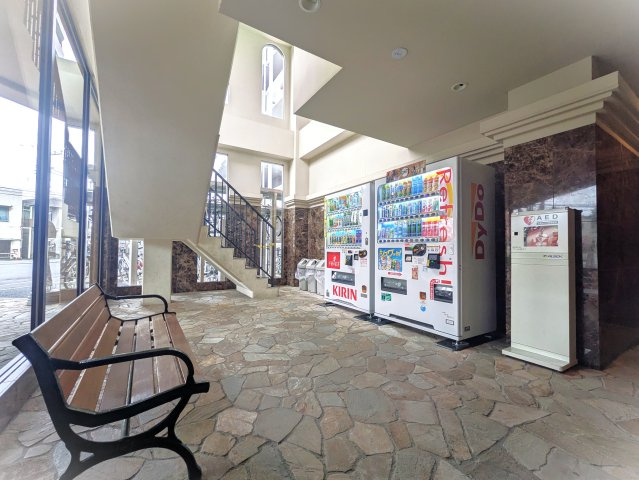 【その他共用部分】 | シーズガーデングリーンパティオ | 自動販売機、ベンチがありゆっくりくつろげます。