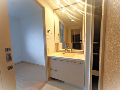 【独立洗面台】 | シーズガーデングリーンパティオ | 高級感のある独立洗面化粧台が付いています