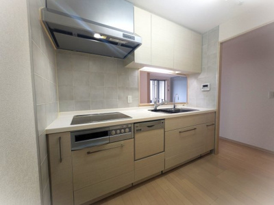 【キッチン】 | シーズガーデングリーンパティオ | コンパクトなキッチンで掃除もラクラク。対面キッチンなのでご家族の様子も見れます。