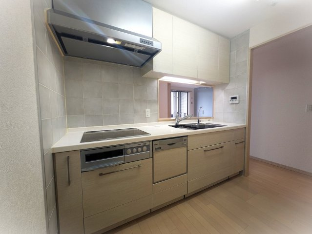 【キッチン】 | シーズガーデングリーンパティオ | コンパクトなキッチンで掃除もラクラク。対面キッチンなのでご家族の様子も見れます。