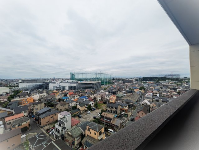 【展望】 | シーズガーデングリーンパティオ | バルコニーからイオンモール川口が見えます。