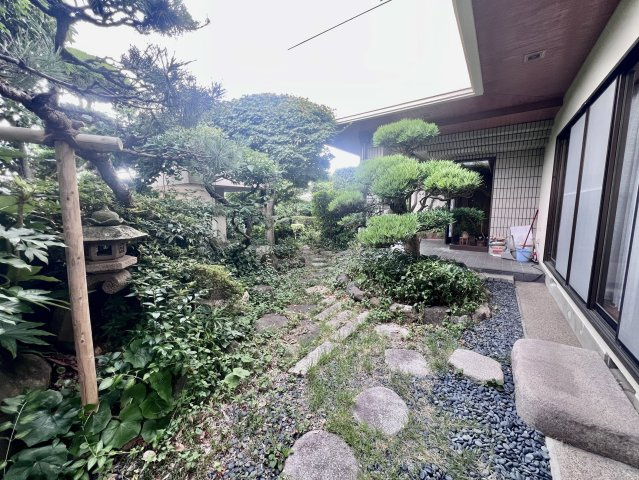 河内長野市古野町中古戸建の庭|縁側からみるお庭で癒されます♪