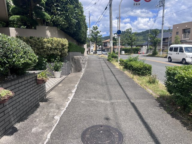 河内長野市古野町中古戸建の前面道路含む現地写真|前面には歩道もあり、幅員も広々！