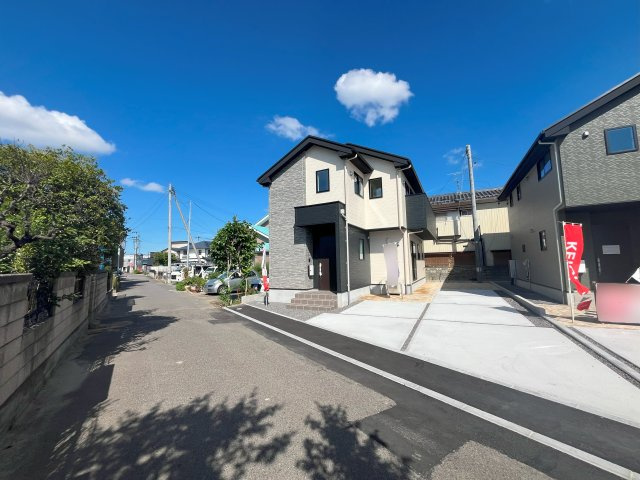 新築戸建・新築建売　郡山市静町6期　Erde　全2棟の前面道路含む現地写真|車通りが少なく静かな住宅街に立地♪前面道路も穏やかな雰囲気でゆったりとした暮らしができます♪