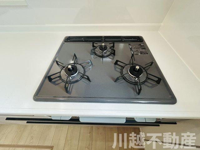 うれしい大容量パントリー付き！のキッチン|店舗前駐車場あります。お車でご来店ください