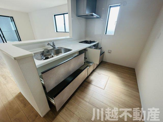 うれしい大容量パントリー付き！のキッチン|内見予約していただくとスムーズなご案内が可能です