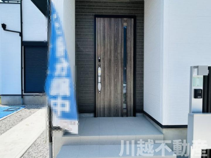 うれしい大容量パントリー付き！の玄関|当店は最寄り駅から徒歩圏内です