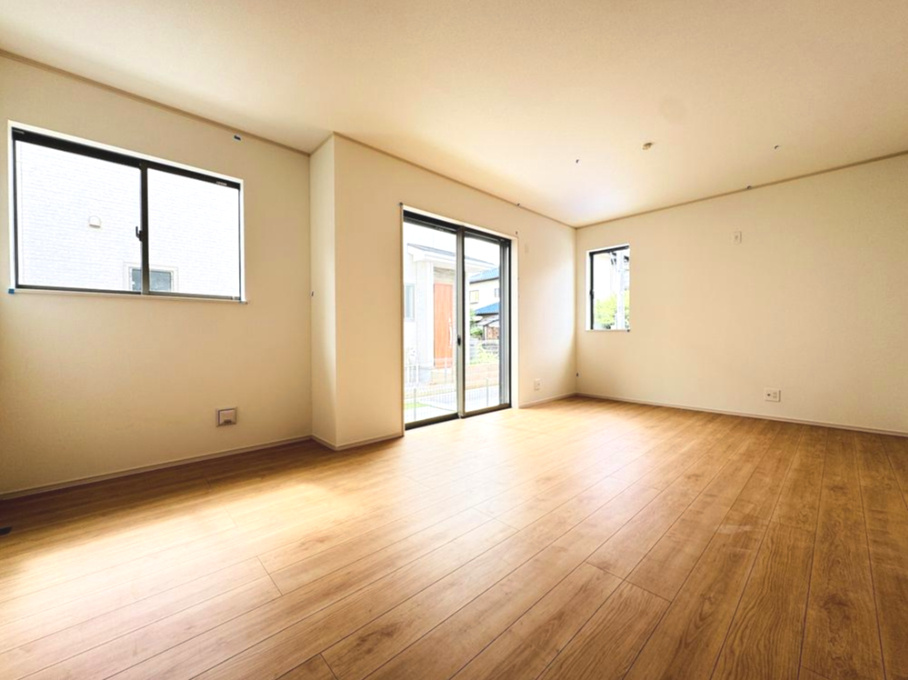 【Heartfull Town】小平美園町3丁目の居間・リビング|家族の食事や団らんのほか、子どもを遊ばせたりするLDKは住まいの中心です。長時間過ごす場所だからこそ、ほっと落ち着く安心感のある場所にしたいですよね