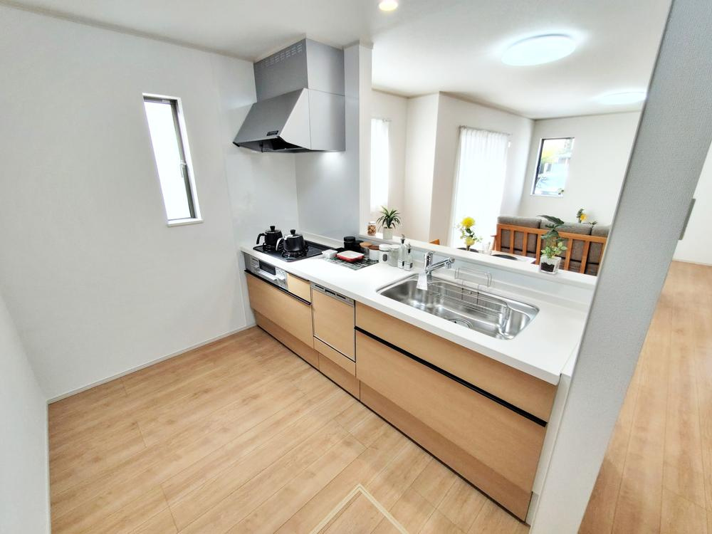 【Heartfull Town】小平美園町3丁目のキッチン|対面式キッチンですので、お食事の準備をしながらご家族との会話を楽しめます☆水回りも集中しているので、家事の動きがらくちんです♪