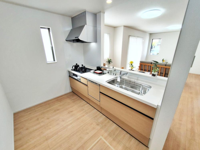 【キッチン】 | 【Heartfull Town】小平美園町3丁目 | 対面式キッチンですので、お食事の準備をしながらご家族との会話を楽しめます☆水回りも集中しているので、家事の動きがらくちんです♪