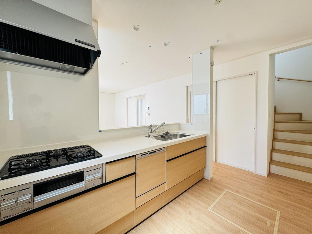 【Heartfull Town】小平美園町3丁目のキッチン|収納の使い勝手が良く機能性に優れたキッチンとなっております♪対面式のキッチンとなっており、家事動線も短縮できますね。ご家族の「あったらいいな」が詰まったキッチンです！