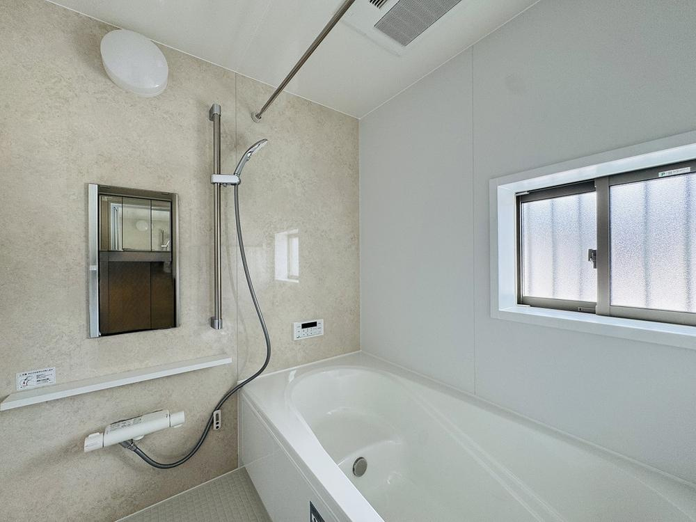 【Heartfull Town】小平美園町3丁目の浴室|お風呂は広々とした1坪タイプ！浴槽も広くリラックスするには最適！１日の疲れを取る、癒しの場所になると思います♪シンプルながら清潔感のあるデザインです