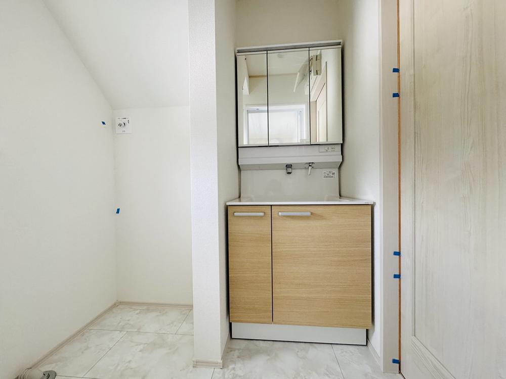 【Heartfull Town】小平美園町3丁目の洗面所|三面鏡の洗面化粧台です。鏡裏には収納スペースもあり、小物などをスッキリ片づけることが出来ます♪また、ノズルが伸びるのでお掃除もらくらく出来るような仕様となっております