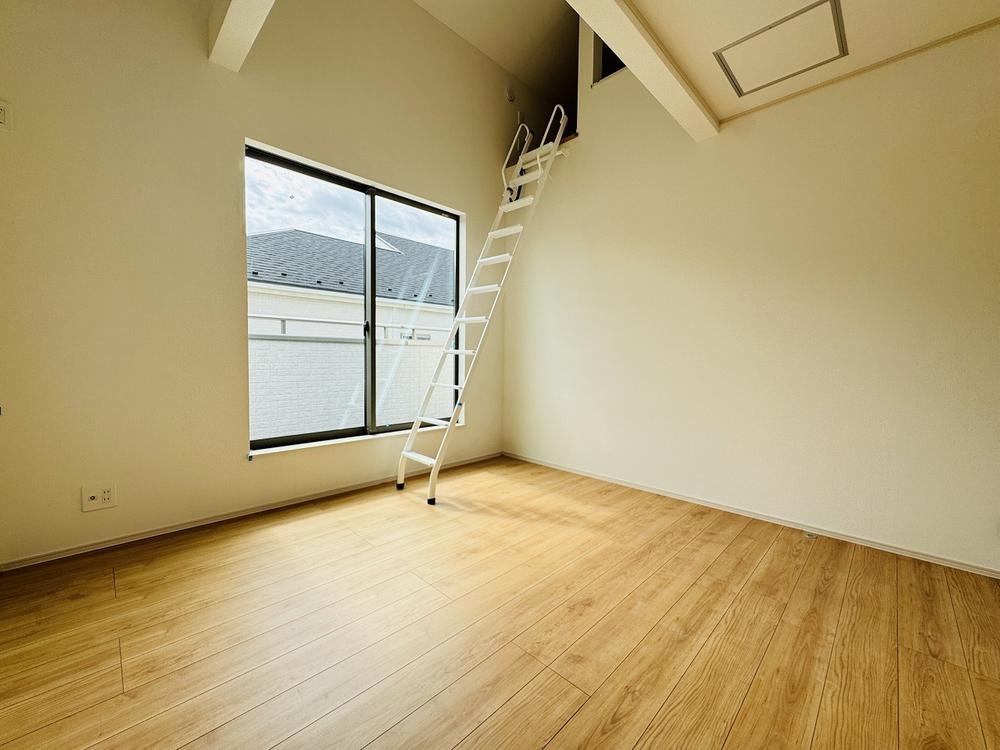 【Heartfull Town】小平美園町3丁目の洋室|天井高を活かしたロフト付きの居室は、空間に遊び心と機能性をプラス。収納や趣味スペースにも使えて、自分だけの特別な空間が広がります。