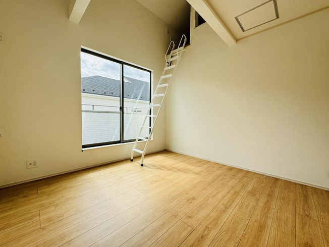 【洋室】 | 【Heartfull Town】小平美園町3丁目 | 天井高を活かしたロフト付きの居室は、空間に遊び心と機能性をプラス。収納や趣味スペースにも使えて、自分だけの特別な空間が広がります。