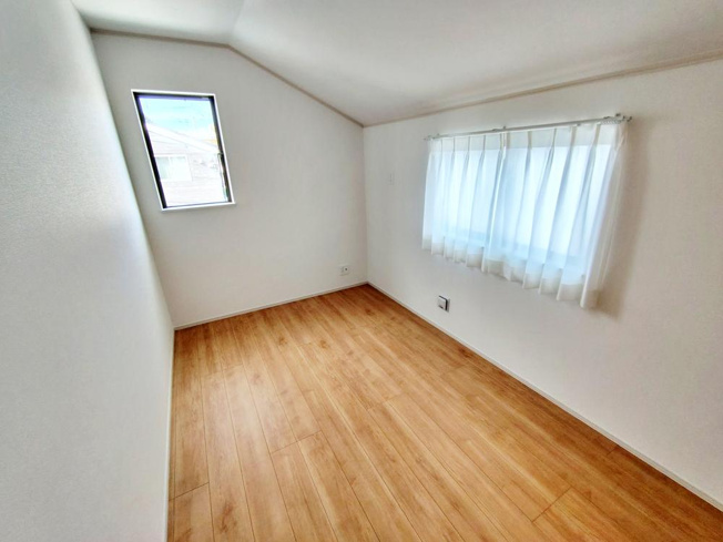 【洋室】 | 【Heartfull Town】小平美園町3丁目 | キッチンから見渡せるリビングダイニングで、お料理中も会話が弾みます