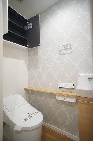 プレスタンテ中葛西Ⅱのトイレ|タンクレストイレには　手洗いカウンターと収納棚があります。