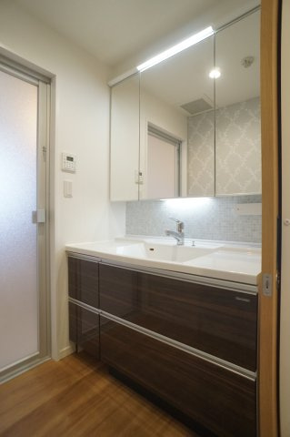 プレスタンテ中葛西Ⅱの独立洗面台|3面鏡化粧台は収納力も豊富です。