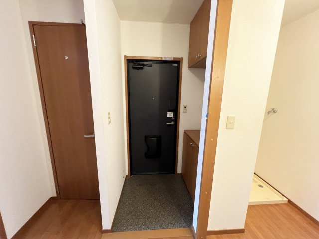 エピナール D棟の玄関