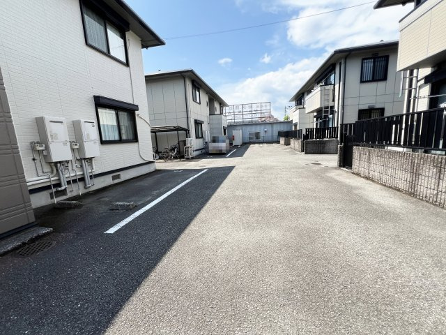 エピナール D棟の駐車場