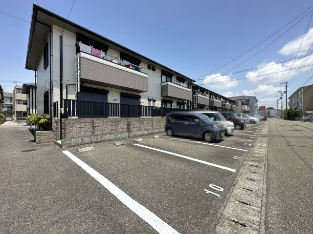 エピナール D棟の駐車場