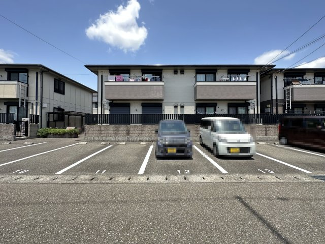 エピナール D棟の駐車場