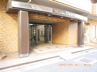 【その他共用部分】 | タイル張りのエントランスは、バリアフリー仕様です。