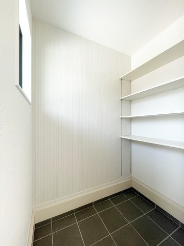 新築戸建・建売　伊達郡桑折町3期　Erde　全2棟の玄関|ベビーカーやタイヤなども置けるウォークインシューズクローク。盗難の心配無用です！