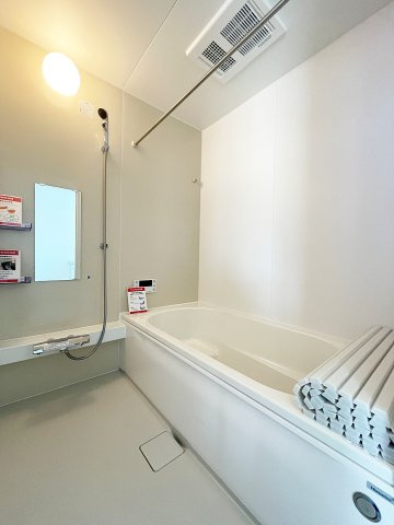 新築戸建・建売　伊達郡桑折町3期　Erde　全2棟の浴室|バスベンチ付きのユニットバスなので半身浴が楽しめます♪