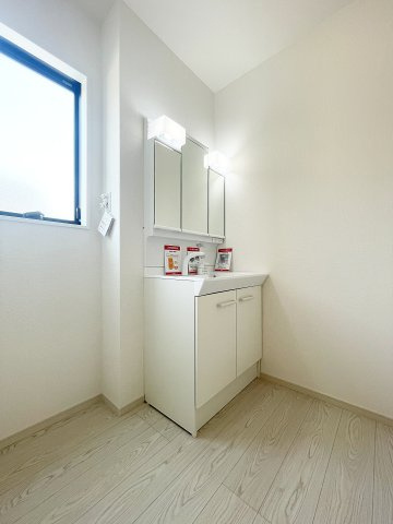 新築戸建・建売　伊達郡桑折町3期　Erde　全2棟の独立洗面台|収納豊富な独立洗面台で散らかりやすい洗面所周りもすっきり！