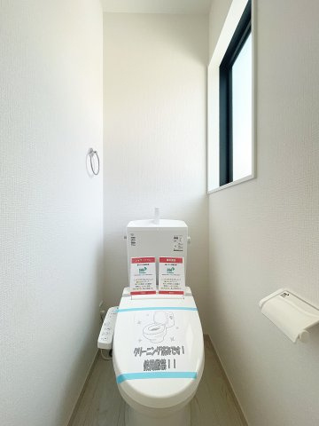 新築戸建・建売　伊達郡桑折町3期　Erde　全2棟のトイレ|小窓付きで自然光が入る明るくて爽やかなトイレ空間です！